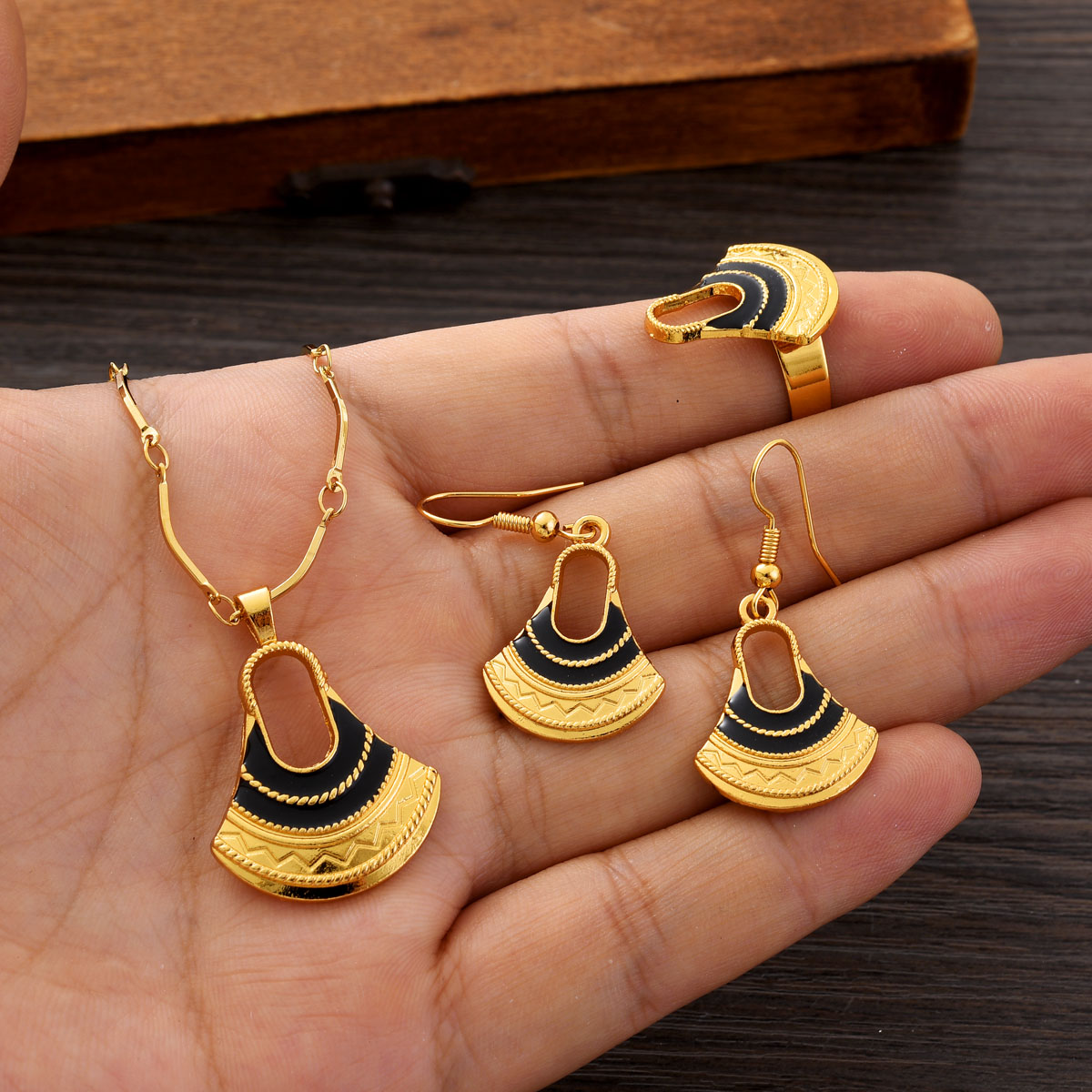Men Accessories India - طقم مجوهرات ذهبي اللون من Fashion