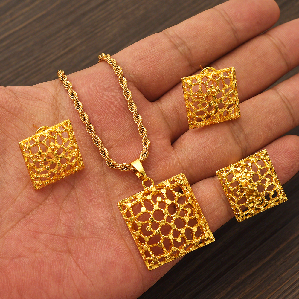 طقم مجوهرات ذهبي اللون بتصميم  - مراجعة Men Accessories India وسعره
