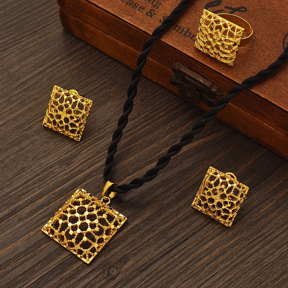 طقم مجوهرات ذهبي اللون بتصميم  - مراجعة Men Accessories India وسعره