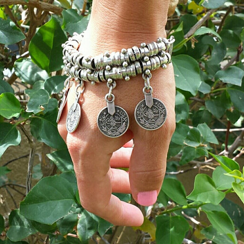 خمر عملة Tassle حلية سوار للنس - مراجعة Men Accessories India وسعره