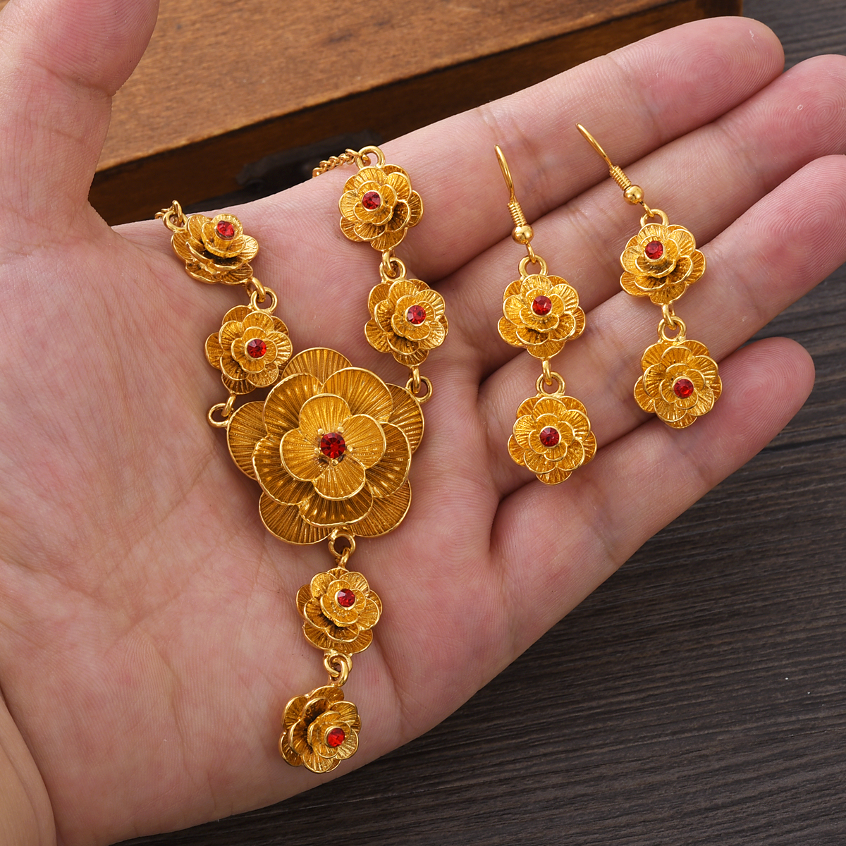 طقم مجوهرات ذهبي اللون على شكل - مراجعة Men Accessories India وسعره