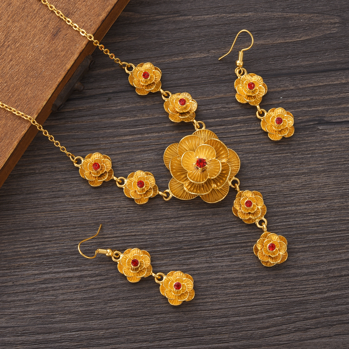 طقم مجوهرات ذهبي اللون على شكل - مراجعة Men Accessories India وسعره