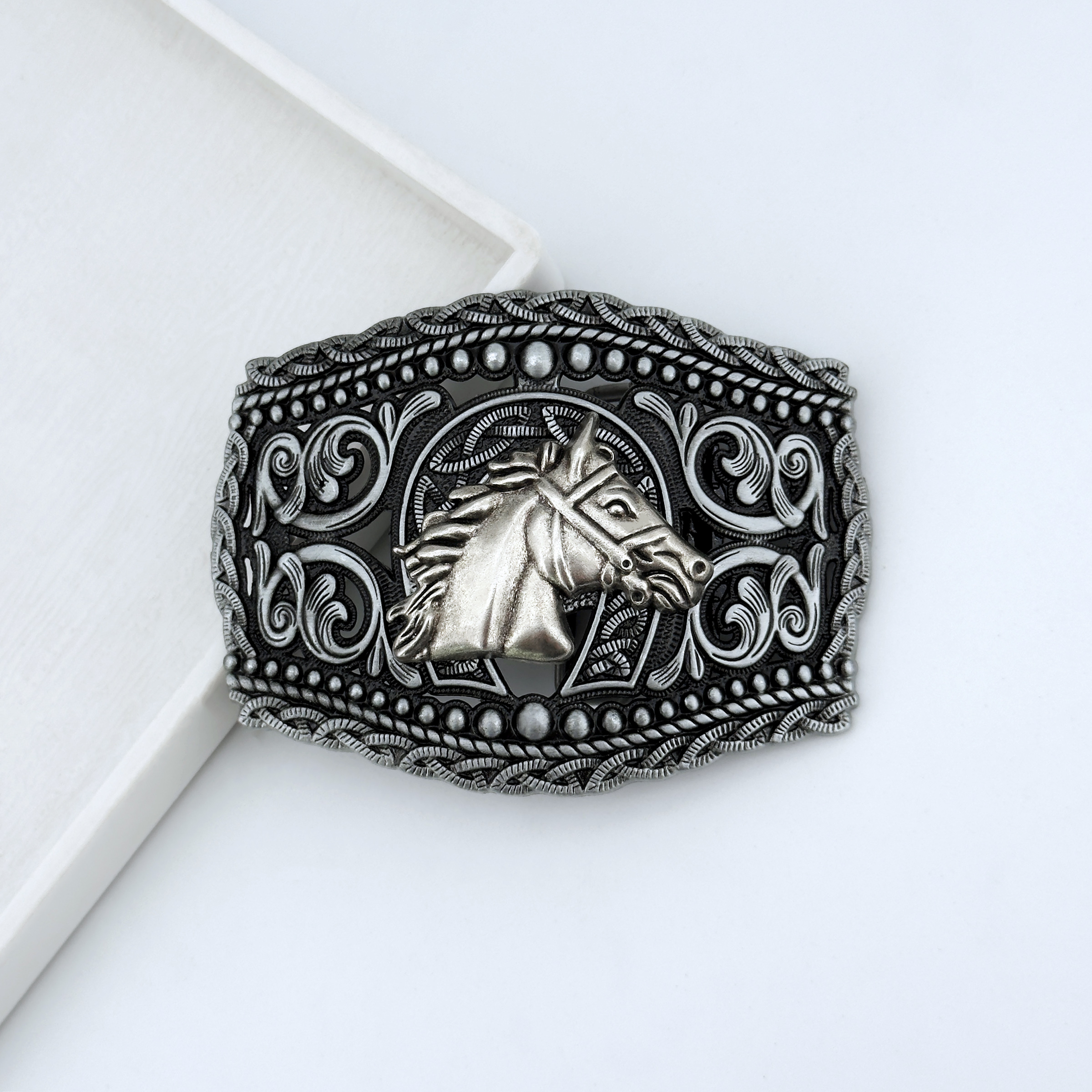قطعة واحدة من حزام سبائك الزنك - مراجعة Men Accessories India وسعره