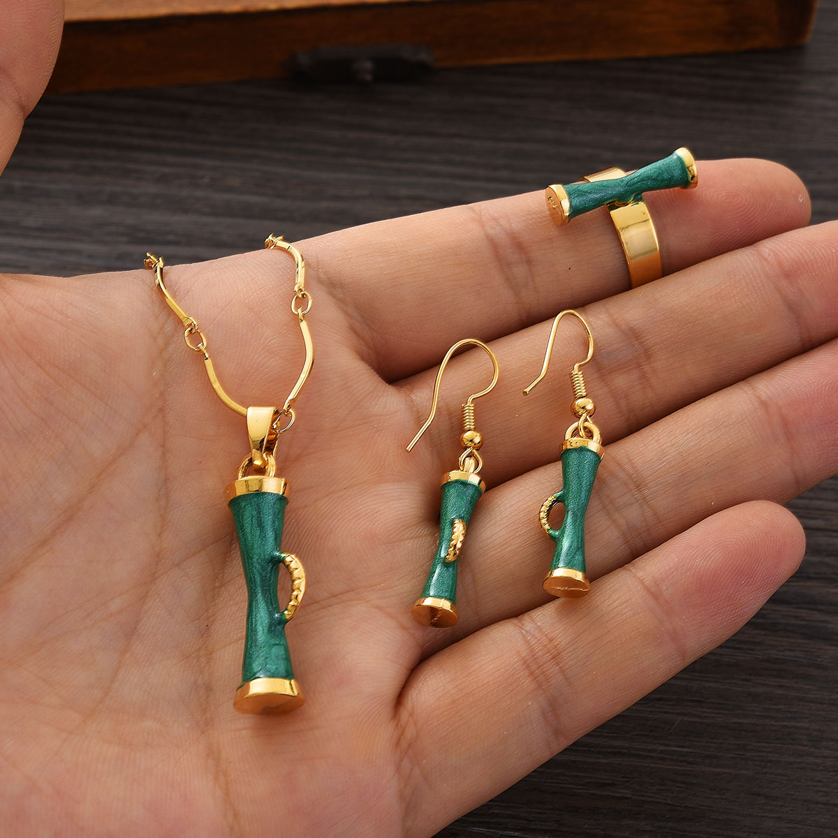 طقم مجوهرات ذهبي اللون من Fash - مراجعة Men Accessories India وسعره